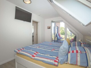 Schlafzimmer im OG und Balkon und TV