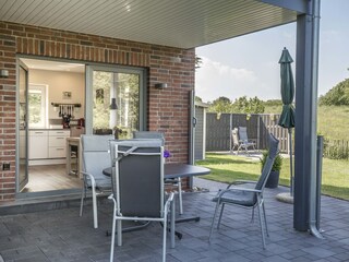 Terrasse mit Grillecke im Garten