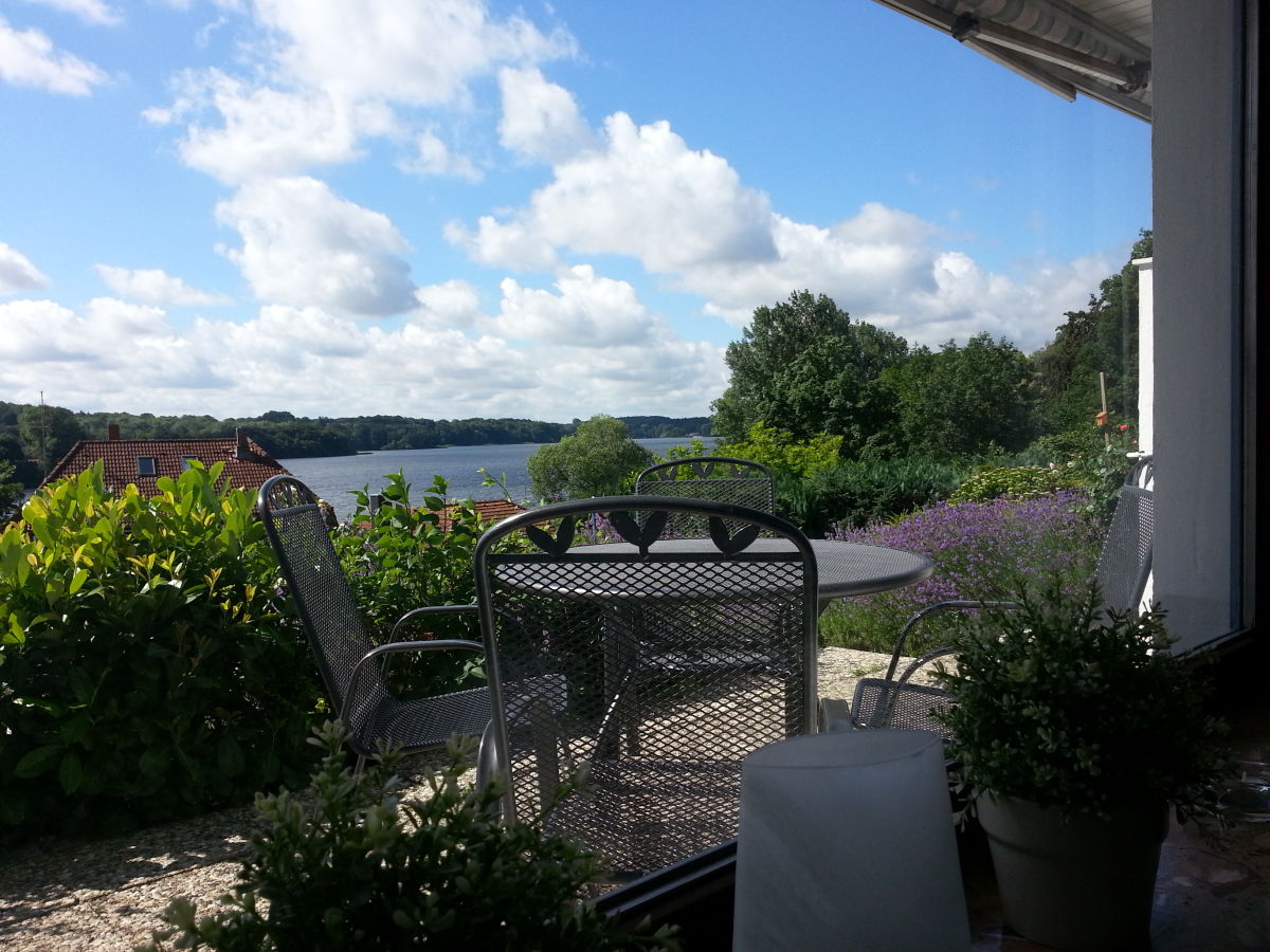 Herrlicher Seeblick von Terrasse und Wohnzimmer