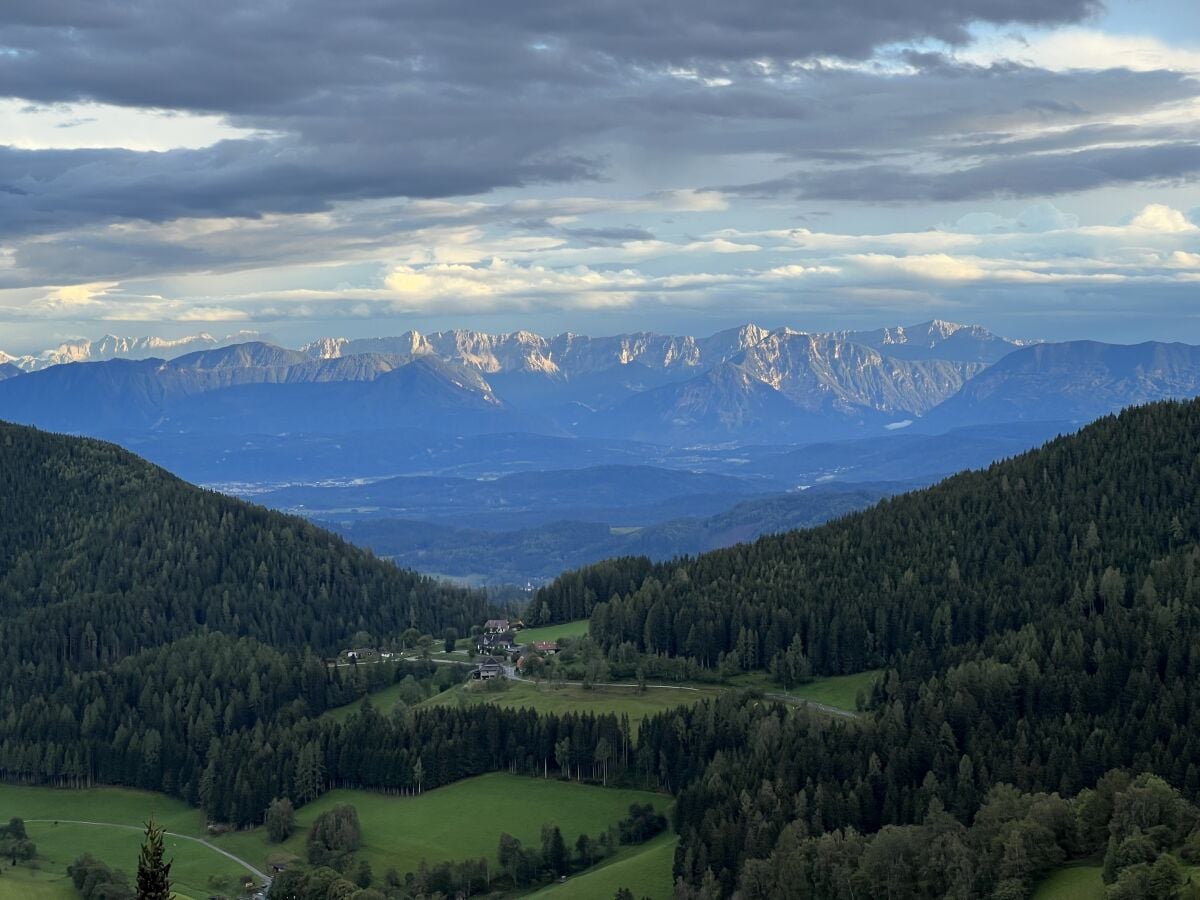 Blick vom Balkon die Karawanken zum greifen nah