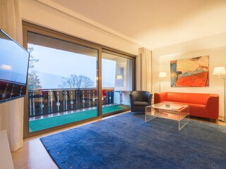 Wohnzimmer mit Balkonzugang