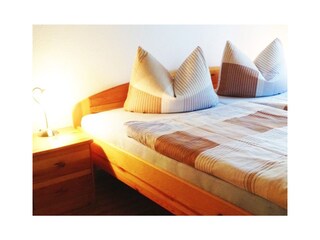 Schlafzimmer mit Doppelbett