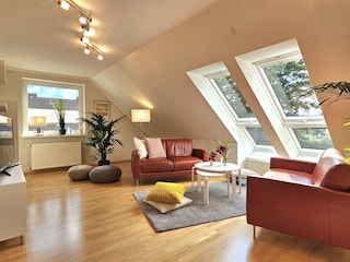 Blick ins lichtdurchflutete Wohnzimmer