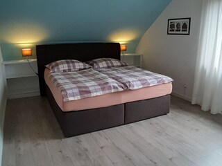 Schlafzimmer 2, Boxspringbett