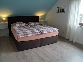 Schlafzimmer  1,  Super King Size Boxspringbett