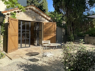 Die Terrasse vor dem Cottage