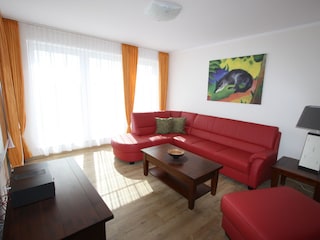 Gepflegter Wohnraum mit Zugang zum Balkon..