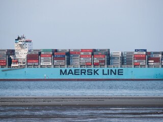Containerschiff im Jadefahrwasser vor Schillig