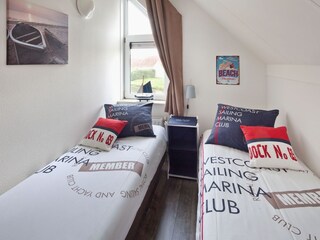 Schlafzimmer mit zwei bequemen Boxspringbetten