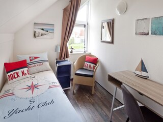 Schlafzimmer mit einem bequemen  Boxspringbett