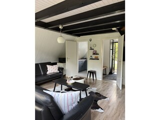 Wohnzimmer mit Blick zur Eingangstür