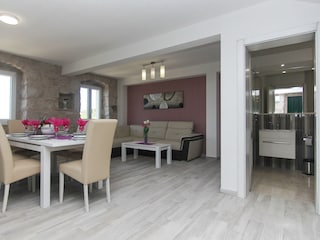 Wohnzimmer/Essbereich mit Badezimmer