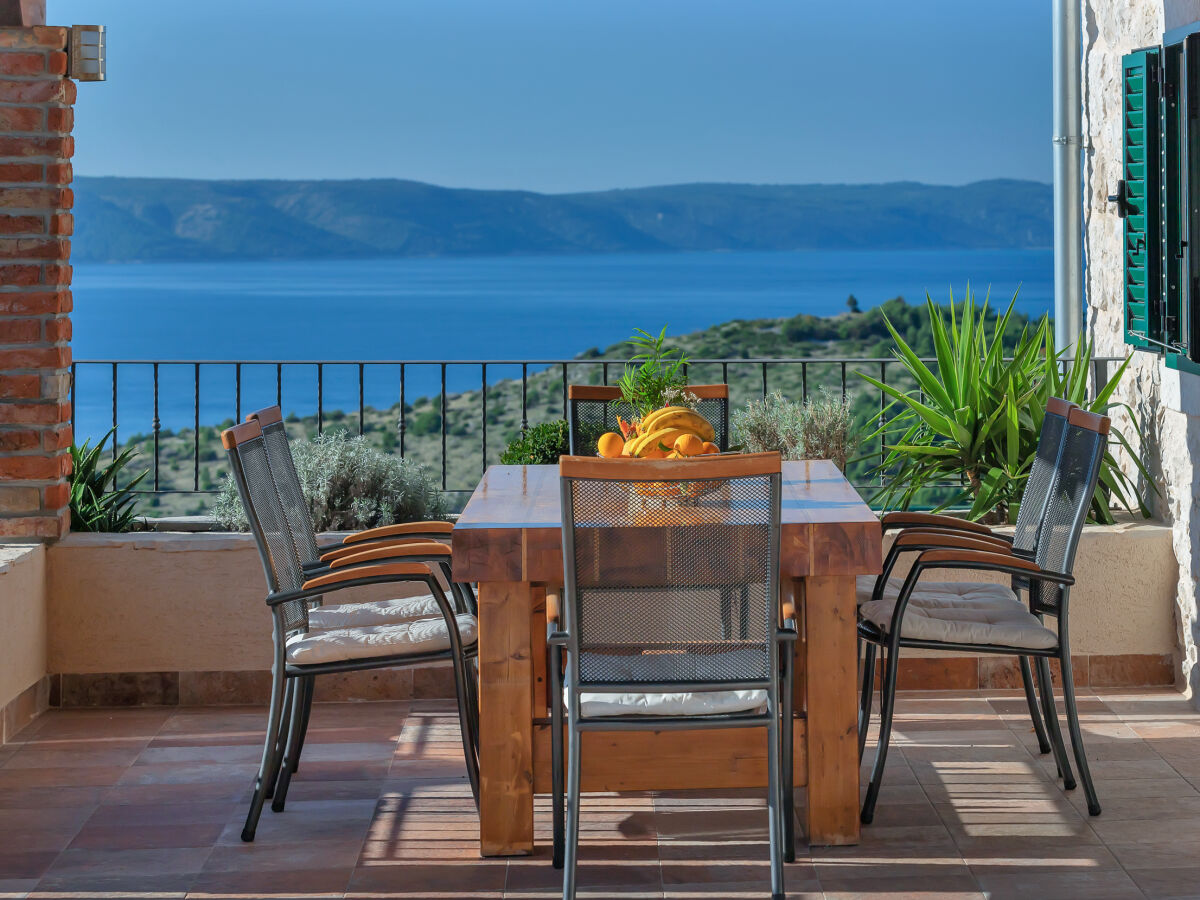 Überdachte Terrasse am Pool mit Meerblick