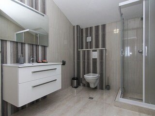 Das Badezimmer im Schlafzimmer 2