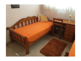 2. Schlafzimmer mit Bett, Schreibtisch u. Einbauschrank