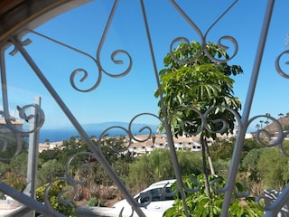 Der Blick durchs Rundbogenfenster bis La Gomera