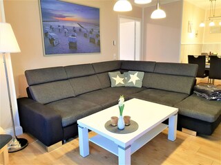 Großzügiges Ecksofa mit vielen Verstellmöglichkeiten