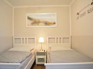 Schlafzimmer 2 mit Fernseher