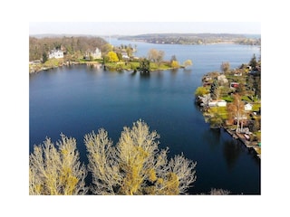 Tiefwarensee, rechts vor der Landzuge das Ferienhaus