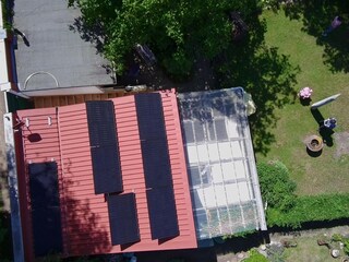 Blick von oben auf das neue Dach mit PV-Anlage