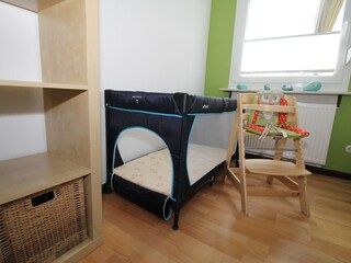 Kinderbett und Kinderhochstuhl