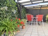 Große überdachte Terrasse zum Sitzen und Grillen