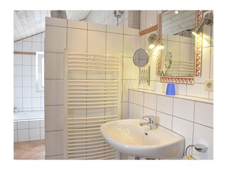 Großes Tageslicht-Bad mit Dusche & Badewanne