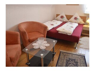 2. Schlafzimmer mit Bett & Sitzecke
