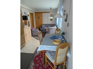 Essbereich und Wohnzimmer