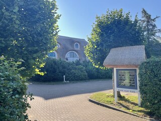 Grundstückseinfahrt und Parkplätze