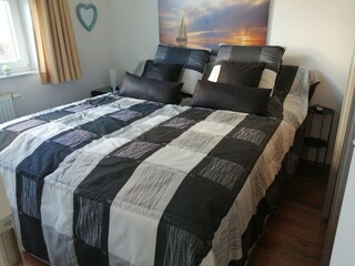 Gemütliches Schlafzimmer mit Doppelbett