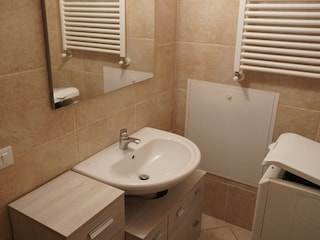 2 bathroom with shower and washing machine