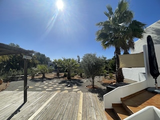 2. Terrasse aus Holz mit Sicht in den Garten