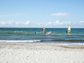 Surfen am Sportstrand in Zingst