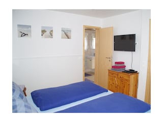 Schlafzimmer mit Fernseher und DVD-Spieler