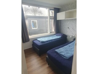 Schlafzimmer mit 2 Boxspringbetten von 80 cm Breite und