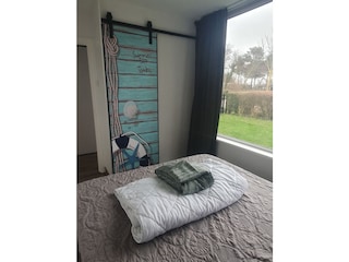 Schlafzimmer mit Boxspringbett von 160 cm Breite und 20