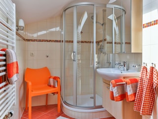 Badezimmer mit Dusche und WC