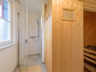 Sauna mit ebenerdiger Dusche