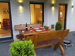 Gemütlich überdachte Terrasse vor der Wohnung