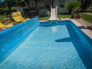 Solar heated kid's pool with water slide