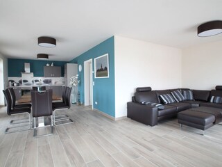 Blick in Wohn- und Esszimmer