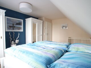 Elternschlafzimmer mit Kinderbett