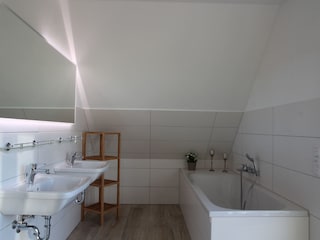 Bad im OG mit Wanne und Dusche und Sauna