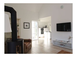 geräumiges Wohnzimmer mit Kamin