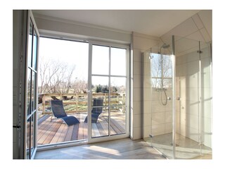 Bad mit Sauna und Dachterrasse im OG