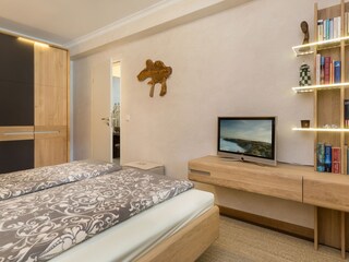 ... TV und Kleiderschrank.