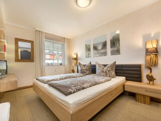 Das schöne Schlafzimmer mit Doppelbett ...