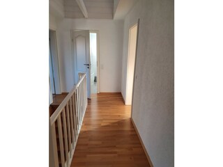 oberer Flur, Zugang zum 2. Bad und den Schlafräumen