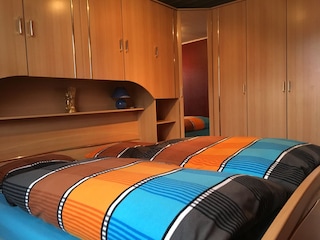 Schlafzimmer 1